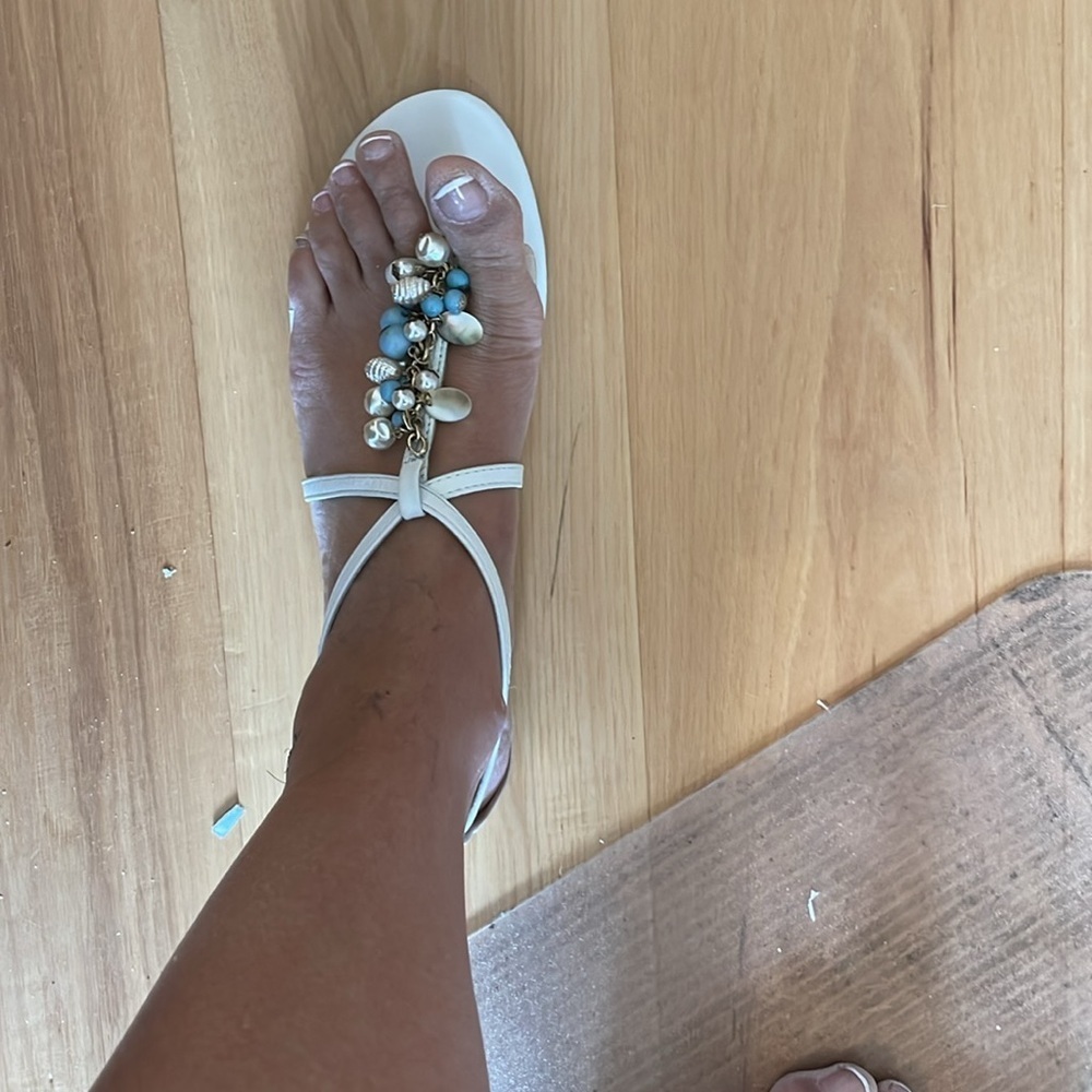 Tahari White Leather Cross Front Cluster Beads Detail Flat Sandals. Size 10. DM